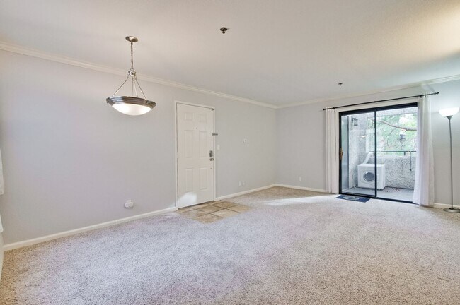 Building Photo - 1 Bed 1 Bath With Lots of Amenities!