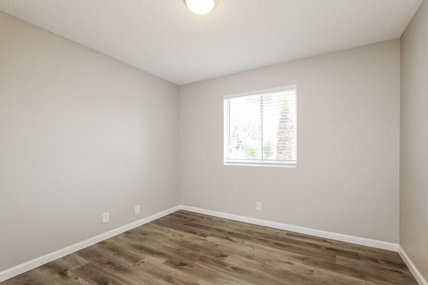 Building Photo - 560 E Morrow Dr