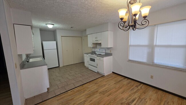 Building Photo - 2 bdrm, 1 1/2 bath home with fenced yard