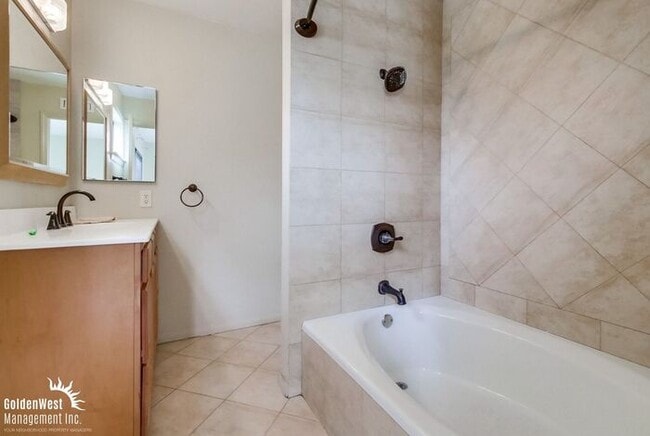 Building Photo - Beautiful Condo 2Bdm 2.5 Ba in the Heart o...