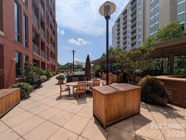 Building Photo - 701 Royal Ct
