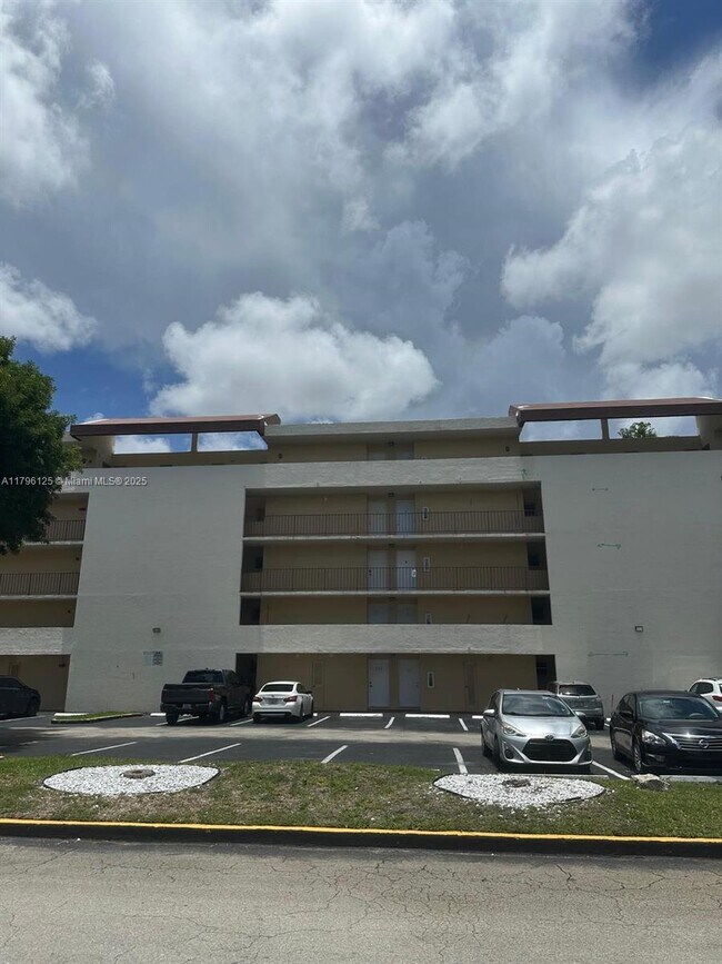 Building Photo - 8870 Fontainebleau Blvd