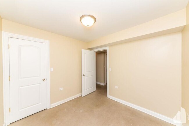 Building Photo - 2 bedroom in Chicago IL 60657