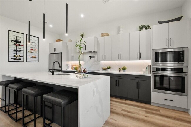 Building Photo - "Luxury 5-bedroom home offering expansive living, upscale design and seamless indoor-outdoor ente...