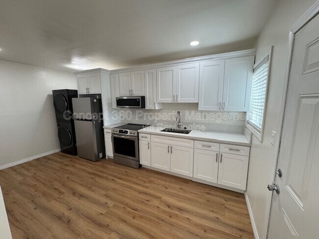 Building Photo - 5762 Cedar Ave