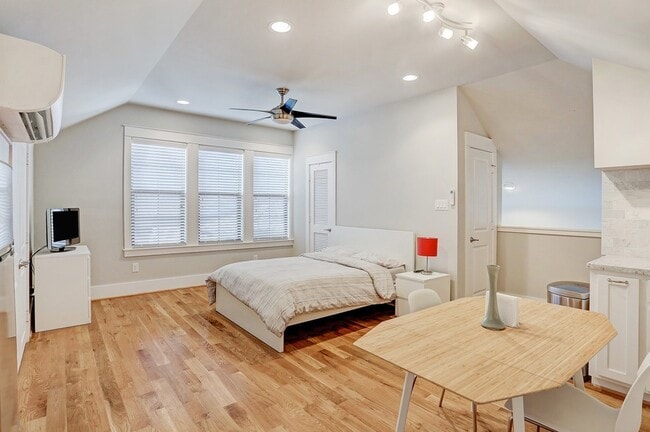 Building Photo - 5655 Locke Ln