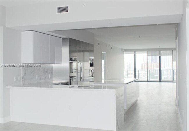 Building Photo - 5000 Island Estates Dr