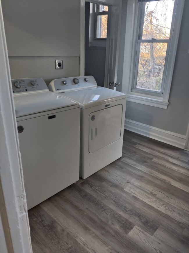 Building Photo - 127 E Coulter St