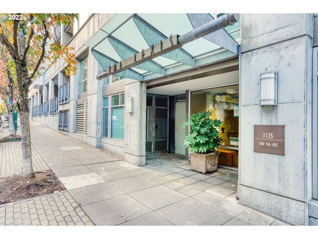 Building Photo - Lovely Corner unit in the Pearl District
