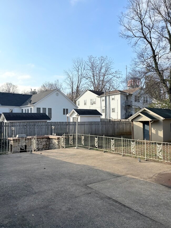 Building Photo - 707 Edgewood St