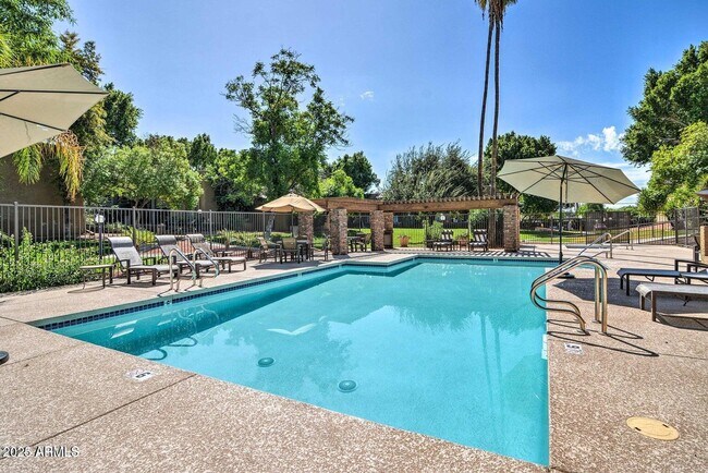 Building Photo - 3825 E Camelback Rd