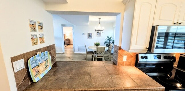 Building Photo - Seasonal/short term 2/2 condo rental with full water view on Longboat Key.