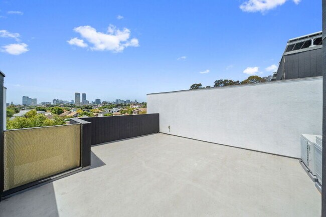 Building Photo - 2664 L St