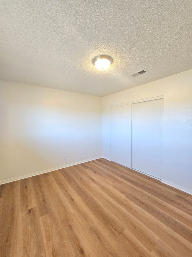 Building Photo - Beautifully remodeled 2 bedroom apartment