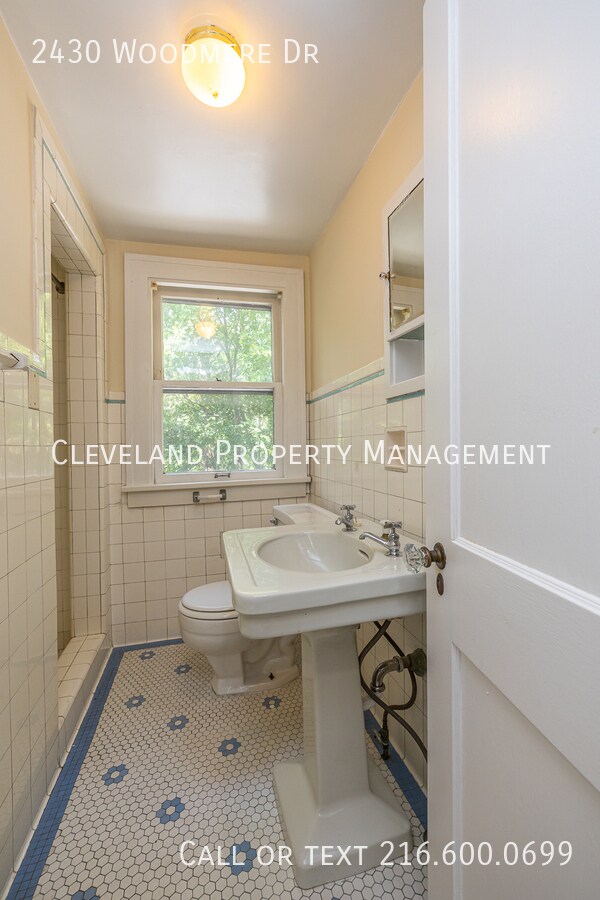 Building Photo - 2430 Woodmere Dr