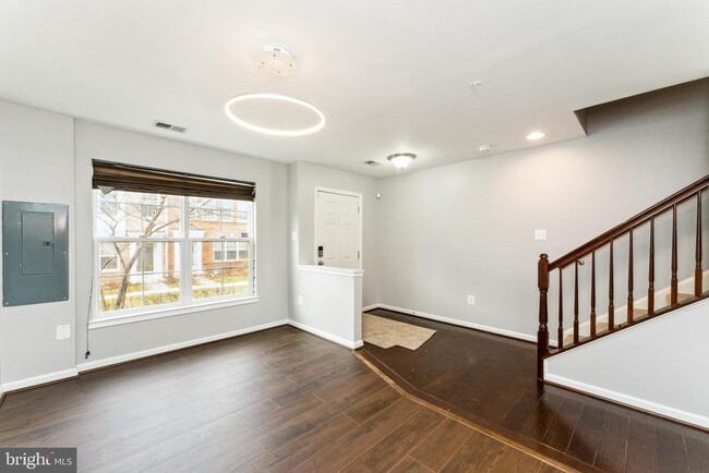 Building Photo - 7203 Silver Thorn Way