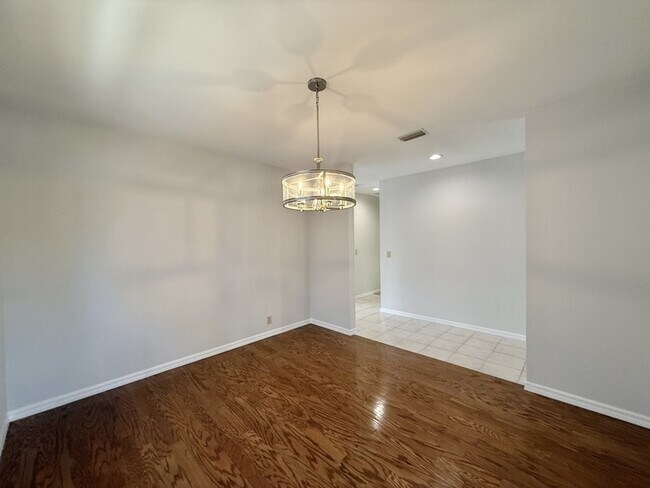 Building Photo - 867 Mandalay Ave