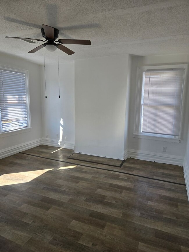 Building Photo - Single family home with covered front porch