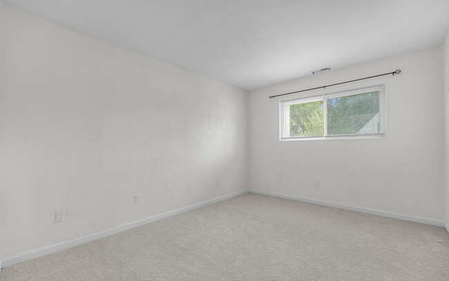 Building Photo - 1025 Dool Ct