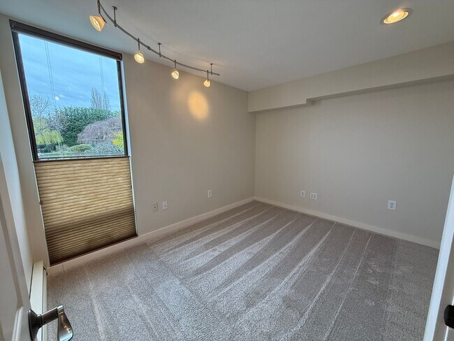 Building Photo - 2bd/1.5ba Kirkland Condo