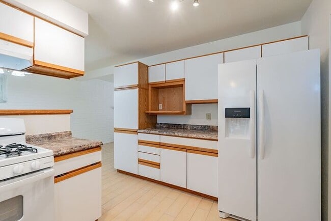 Building Photo - Charming 3-Bed Home with Spacious Backyard...