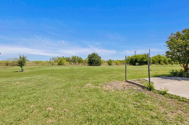 Building Photo - Updated Home with Pool & Shop on 1 acre lot