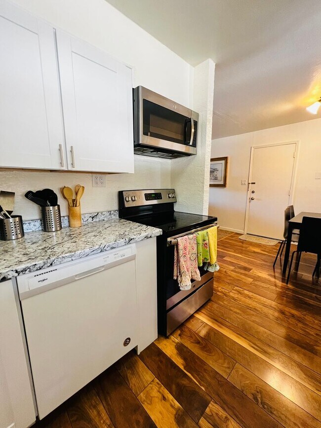 Building Photo - 1643 Stewart St