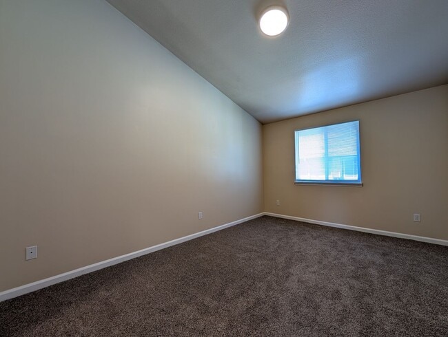 Building Photo - 3 bdrm/2 bthrm Duplex with Single Car Gara...