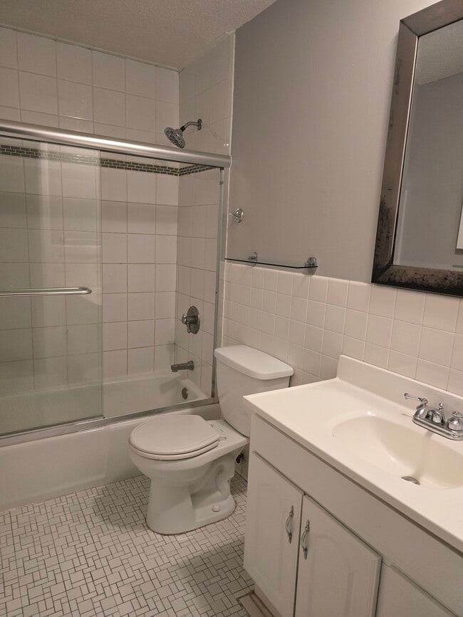 Building Photo - 5580 Shorewood Ln