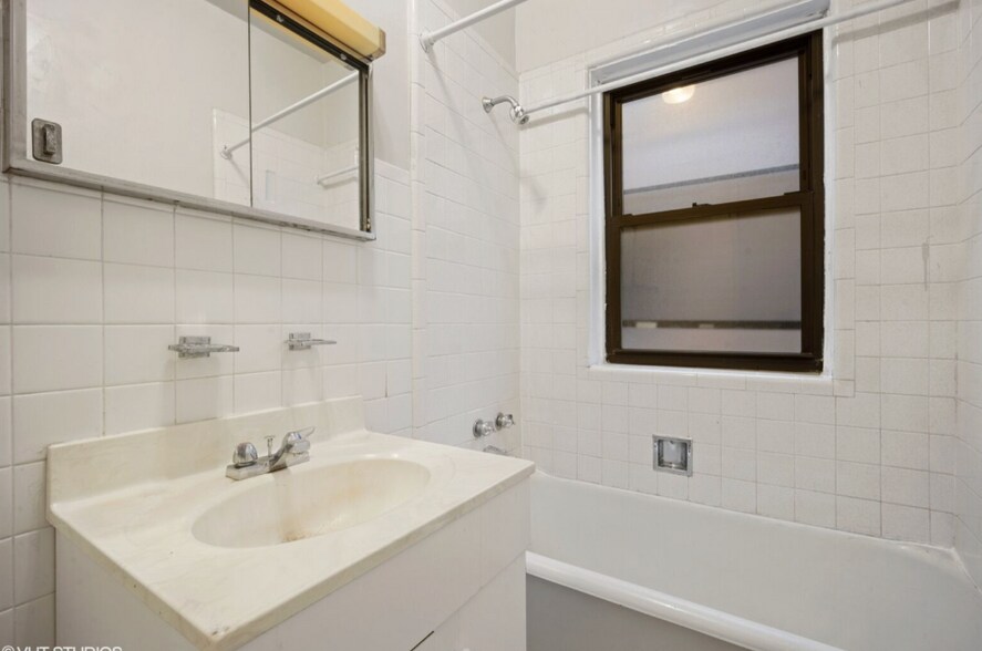 Building Photo - 1312 Oak Ave