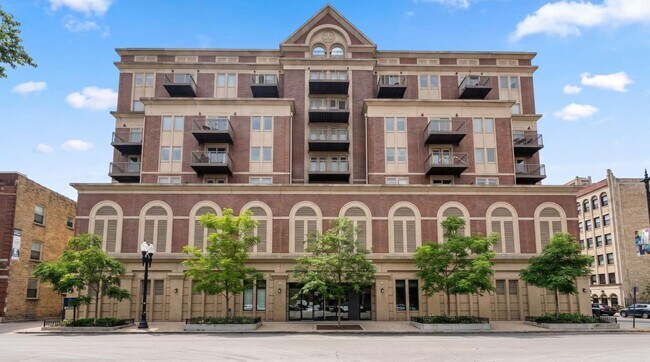 Building Photo - 1323 W Morse Ave