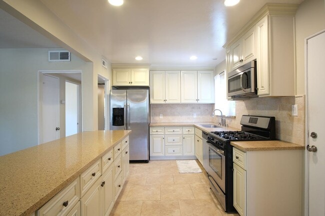 Building Photo - Charming 3-bedroom, 1-bathroom in Sacramento.