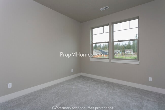 Building Photo - Stunning Craftsmanship In this Three Bedroom Townhome In Damascus!