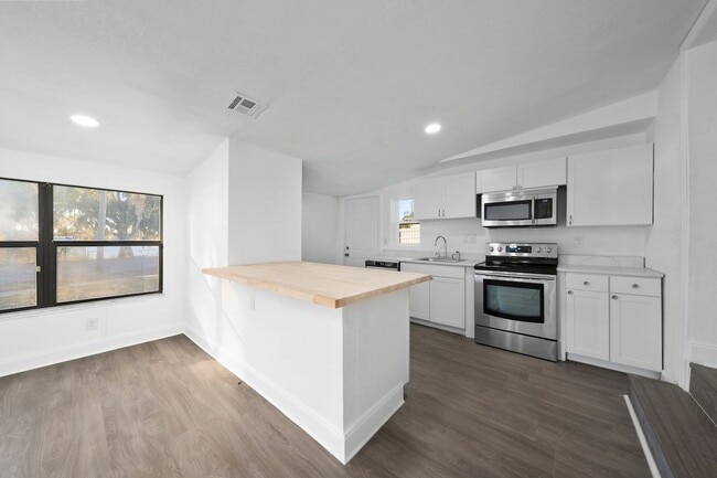 Building Photo - Renovated 4/2 Home on a Corner Lot in the SODO Area of Orlando