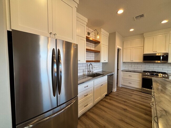 Building Photo - ADORABLE HOUSE FOR RENT IN HURRICANE