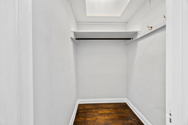 Building Photo - 915 W Newport Ave