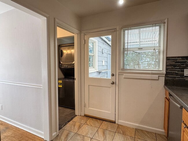Building Photo - Wonderful Wedgwood Location! 2bd/2bth home...