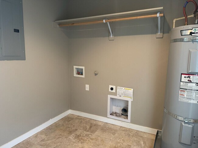 Building Photo - 2bdrm/1bthrm Tiny House  ~ Landscaping Included!