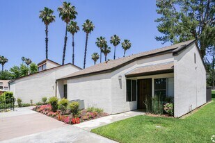 Building Photo - Villa Hemet