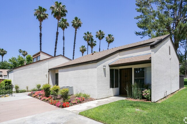 Building Photo - Villa Hemet