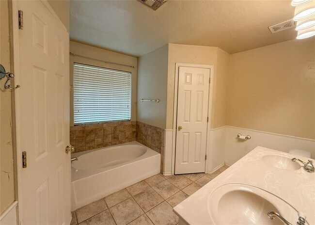 Building Photo - 17553 Gold Dr