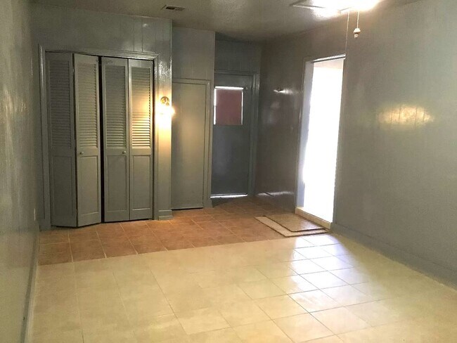 Building Photo - 1/2 OFF FIRST MONTHS RENT!  Great 3 Bed 1 ...