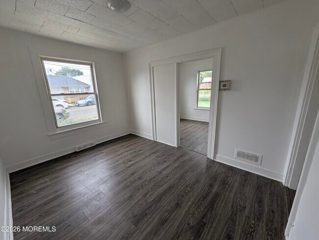 Building Photo - 121 Kossuth St