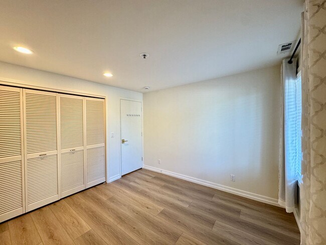Building Photo - 9039 NE Juanita Dr