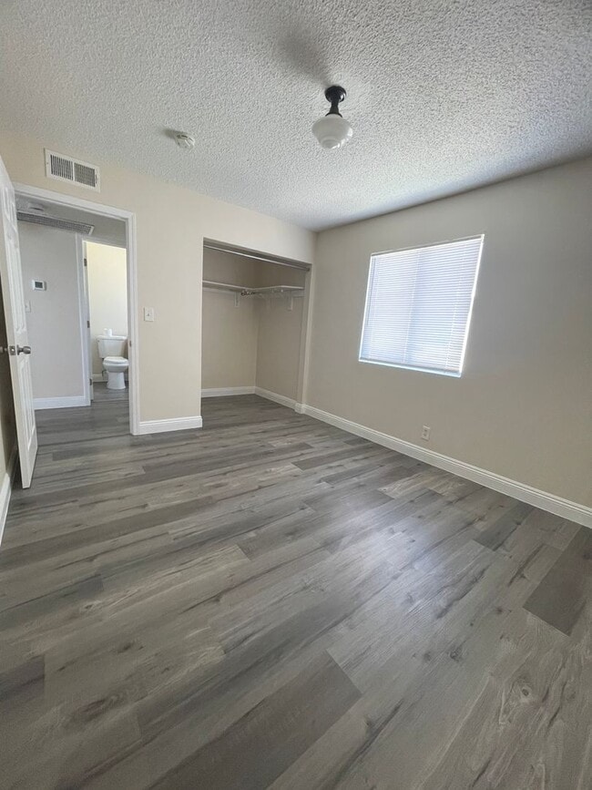 Building Photo - One bedroom, One bath. Downstairs unit. 89101