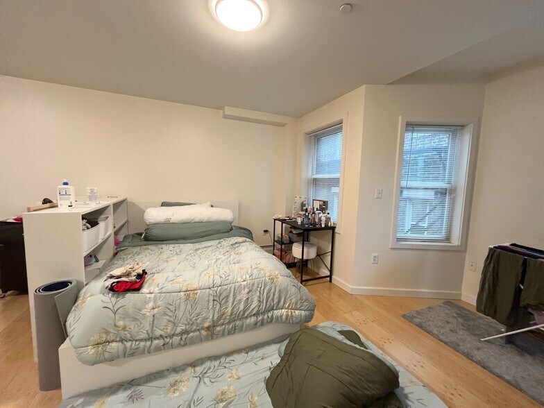 Building Photo - 461 Park Dr