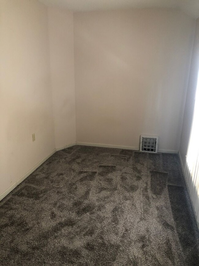 Building Photo - 4 Bedrooms/2 Bath Home with attached Garage