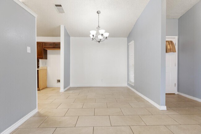 Building Photo - 5718 Champions Hill Dr