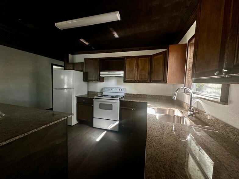 Building Photo - 310 N Florey Ave