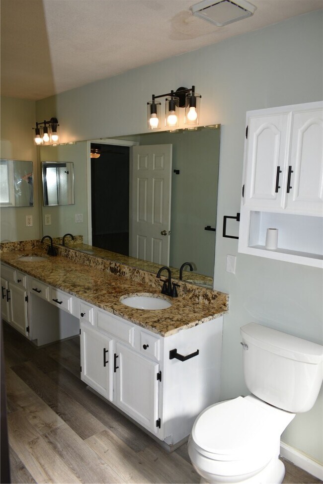 Building Photo - 16407 Westglen Farms Dr